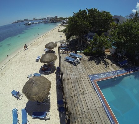 Pools facing the seawith crystal clear waters Hotel Faranda Maya Caribe Cancún Cancun